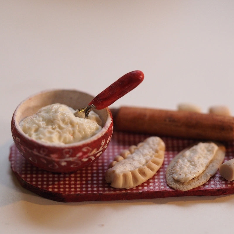 Karjalanpiirakoiden tekoa