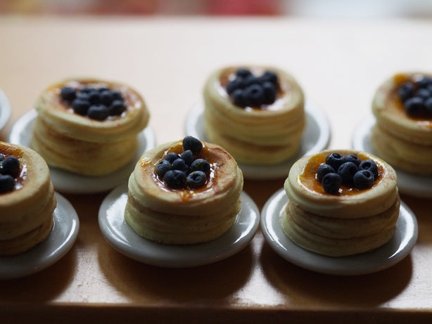 Pannukakkupino mustikoilla