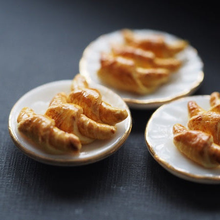 Croissanteja lautasella