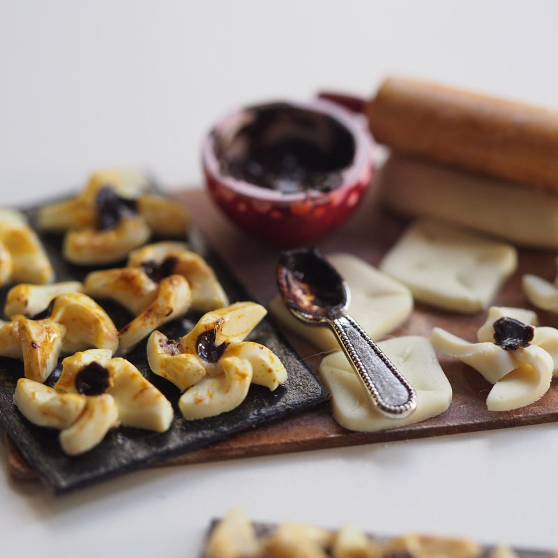 Joulutorttujen tekoa