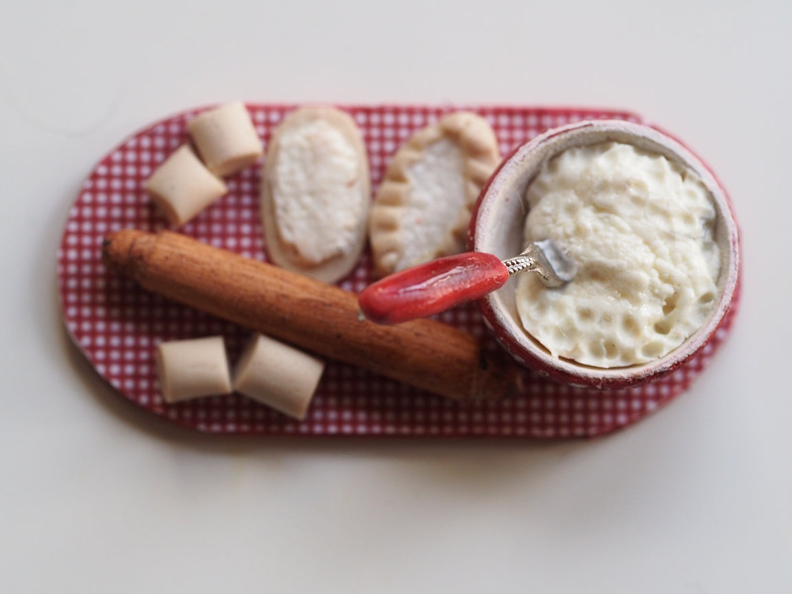 Karjalanpiirakoiden tekoa