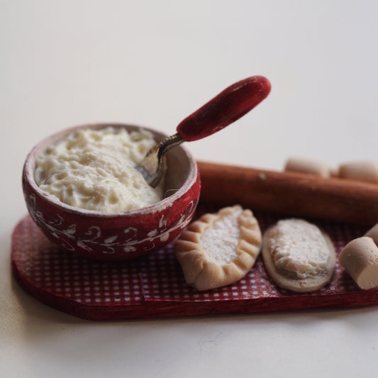 Karjalanpiirakoiden tekoa