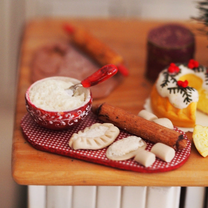 Karjalanpiirakoiden tekoa