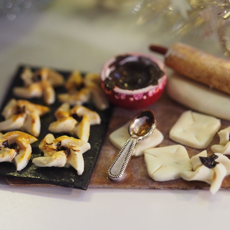 Joulutorttujen tekoa