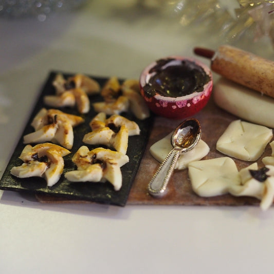 Joulutorttujen tekoa