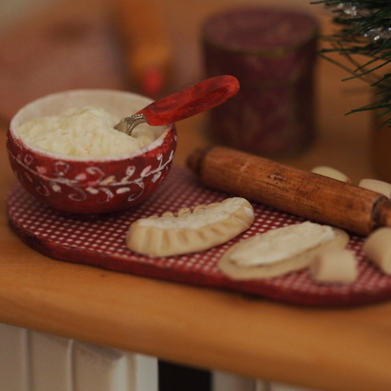 Karjalanpiirakoiden tekoa