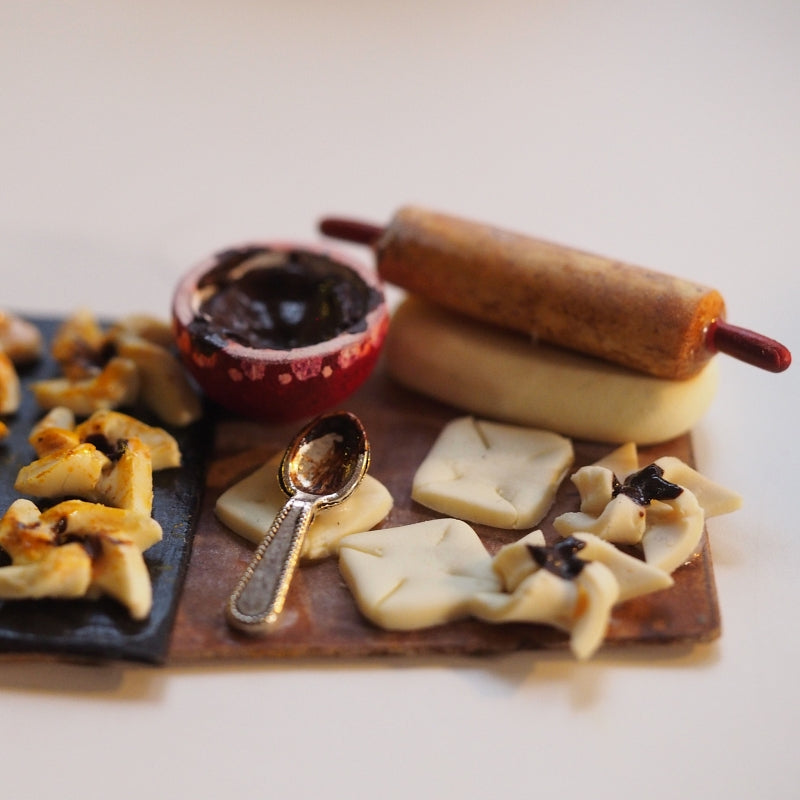 Joulutorttujen tekoa