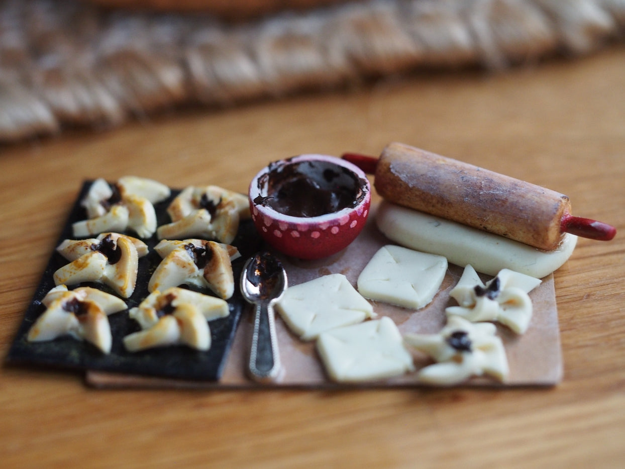 Joulutorttujen tekoa